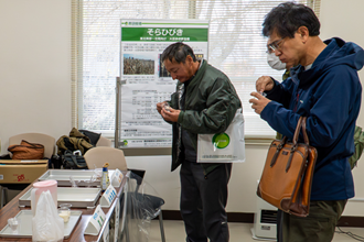 大豆加工品の試食の様子
