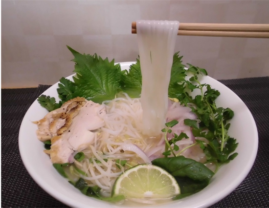 写真1.「ふくのこ」の米粉麺を使用したフォー