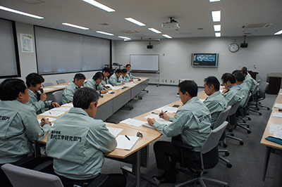 令和元年台風第15号に伴う強風と大雨被害に対する農研機構防災会議第1回会合の様子。