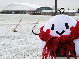 雪道に立つ赤いマフラーを巻いたなろりん