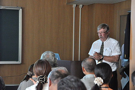 Prof. Roland von Bothmer giving lecture