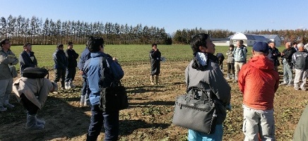 現地でJA士幌町の仲野課長から説明を受ける参加者