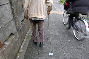 イメージ画像。お年寄りの横を走る自転車の画像