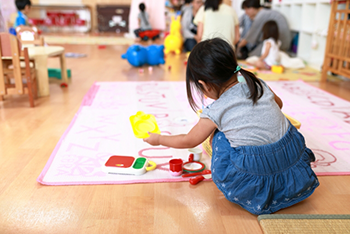 イメージ画像。室内で遊ぶ園児