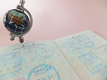 イメージ画像。パスポートと地球儀