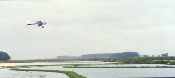 軽飛行機で播種するブラジルの湛水直播(Water seeding)