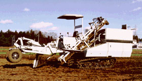 農業機械研究部門 緊プロ開発機のご紹介 ごぼう収穫機 農研機構