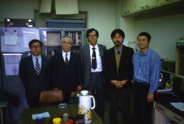 丹羽太左衛門岩手大学名誉教授とDr. W.T.K .Cheng(鄭 登貴、豚の体外受精研究)、永井卓博士、斉藤秀一獣医師(左側)