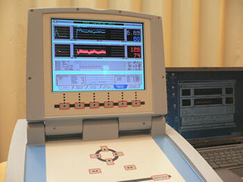 写真:連続血圧測定器