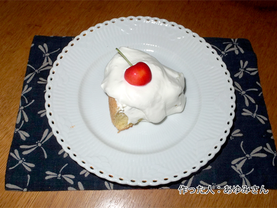 シフォンケーキヨーグルトソースがけ