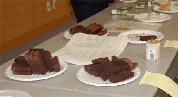 虫入りケーキの試食