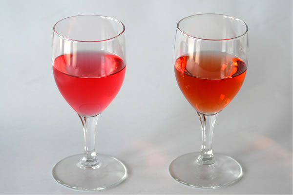 図3 「露茜」の果実でつくったウメジュース(左)と梅酒(右)。