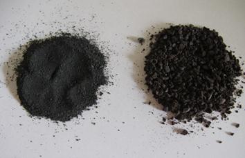 図1 茶殻またはコーヒー粕から製造した殺菌用資材 左は茶殻由来、右はコーヒー粕由来の資材