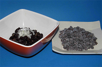 写真4 「くろこじろう」を原料とした試作品(左:納豆、右:甘納豆)