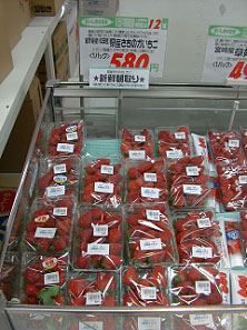 写真1 店頭で販売される沖縄県産イチゴ