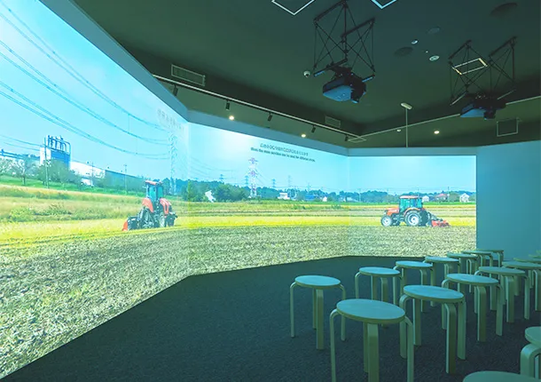 ミニシアターの様子。3面のスクリーンの前に椅子が並んでいる