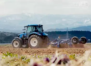 トラクターが畑を耕している画像