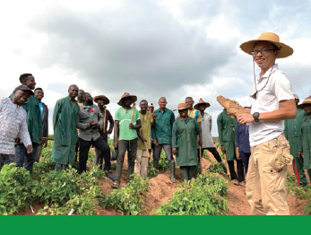 開発途上地域の畑で集まる現地の人たちと研究者