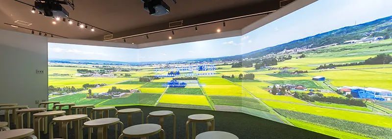 ミニシアターの様子。3面のスクリーンに畑の映像が映っている