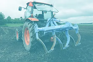 畑にあるトラクターの画像